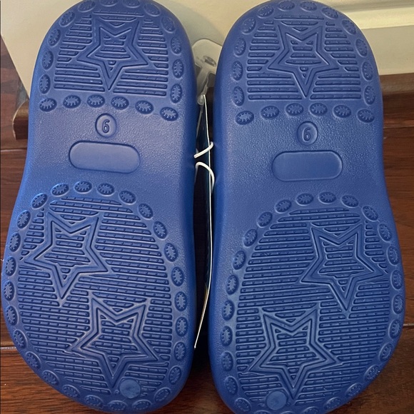 Hot Wheels Blue Kids Clogs Crocs with Car Design - Picture 2 of 2